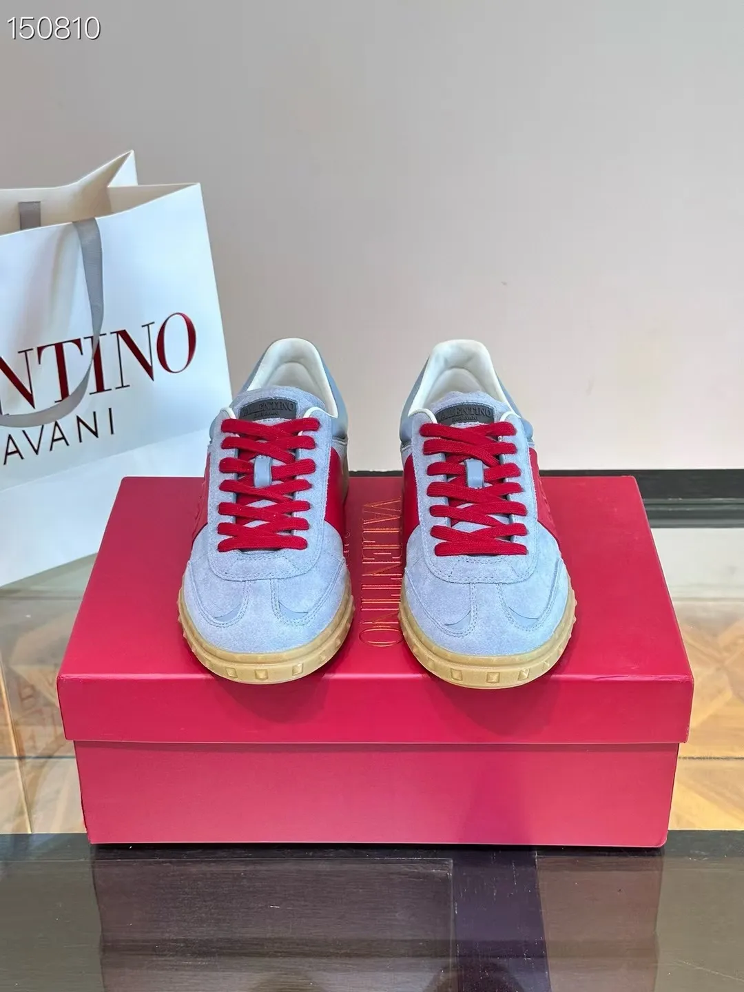 Factory price: 438💰Original quality, top version on the market VALENTINO (Valentino) latest fashion week catwalk [couples 👫 model], unique design, fashionable family specializes in slim feet🔥A fashion product of Baita [strong] Fabric: The toe is made of high mercerized triangular grain cowhide and A-grade full-grain cowhide, original lasting process Inner lining: cowhide lining + men's shoes 💰U hanging mesh feet, heels and tongues decorated with VaIentin* shallow relief oversized rivets Size: 38-44, customized 45